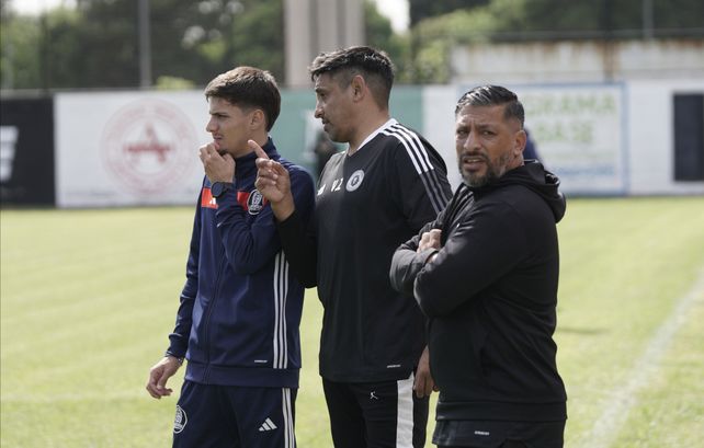 Víctor Zapata mostró su chapa.  El técnico de Leones FC comandó el primer equipo ante Central Córdoba. El Chapa no se perdió ningún detalle de los movimientos  de sus jugadores.