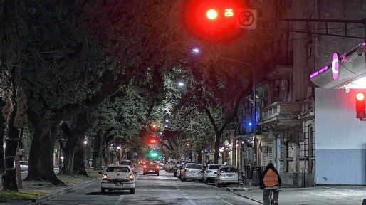 Las infracciones por cruzar en rojo se duplicaron en Santa Fe: pasaron de 8.801 a 17.944 en un año y pueden costar más de $2 millones