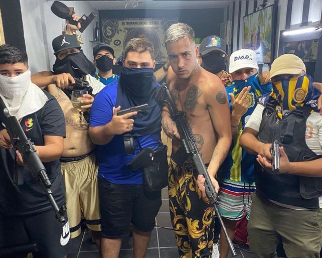 La foto que Lucho Cantero y sus amigos se sacaron con el trapero Zaramay y en la que aparece el FAL incautado.