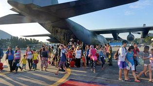 Desesperada pugna de los filipinos por escapar en avión de la tragedia