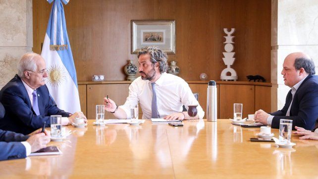 Santiago Cafiero junto al ministro de Defensa Jorge Taiana i al presidente de Aerolíneas Argentinas