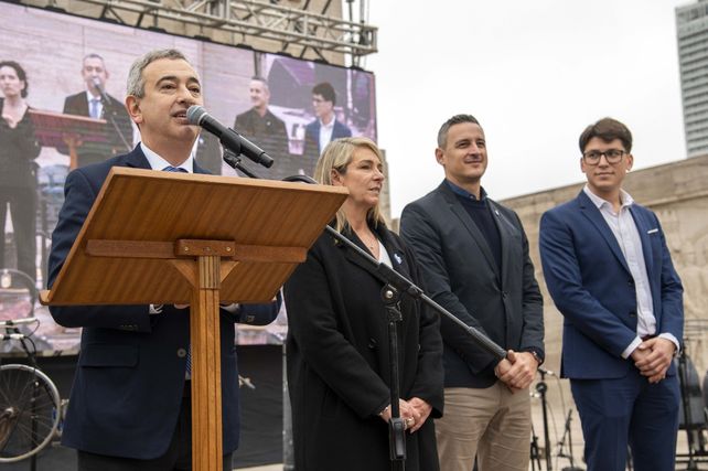 El intendente Pablo Javkin presidió el acto de promesa de lealtad a la Bandera que los estudiantes realizaron en el Patio Cívico del Monumento.