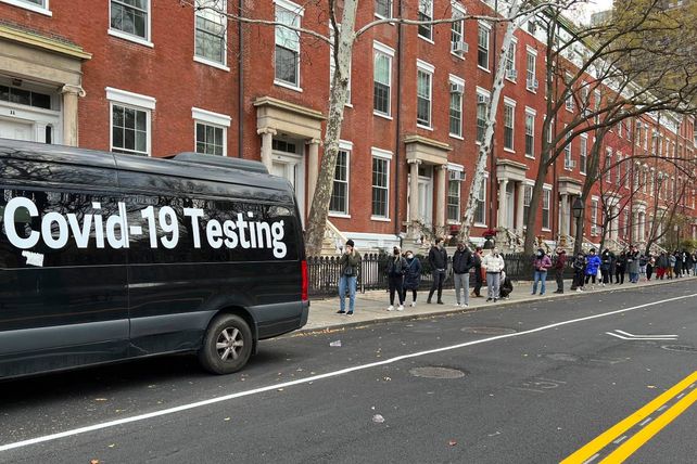 Una fila de gente espera para hacerse el test en una calle de Nueva York. El país supera los 150 mil casos diarios de Covid