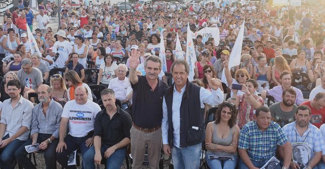 Rossi y Scioli estuvieron al frente del acto partidario en la ciudad de Rosario.