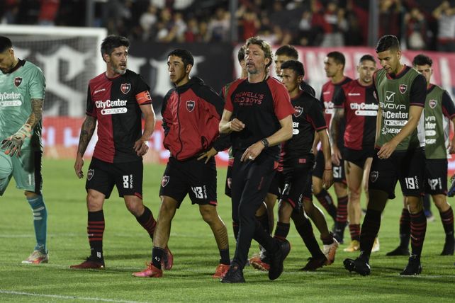 La última foto. El Gringo deja la cancha junto a sus jugadores tras perder ante Godoy Cruz. Hubo silbidos de parte de los hinchas.