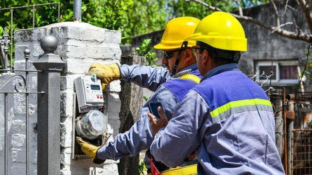Enersa moderniza su tecnología en el sistema eléctrico entrerriano con los medidores inteligentes en Aldea Brasilera
