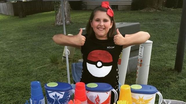 Una nena gana 200 dólares diarios al vender limonada en una poképarada frente a su casa