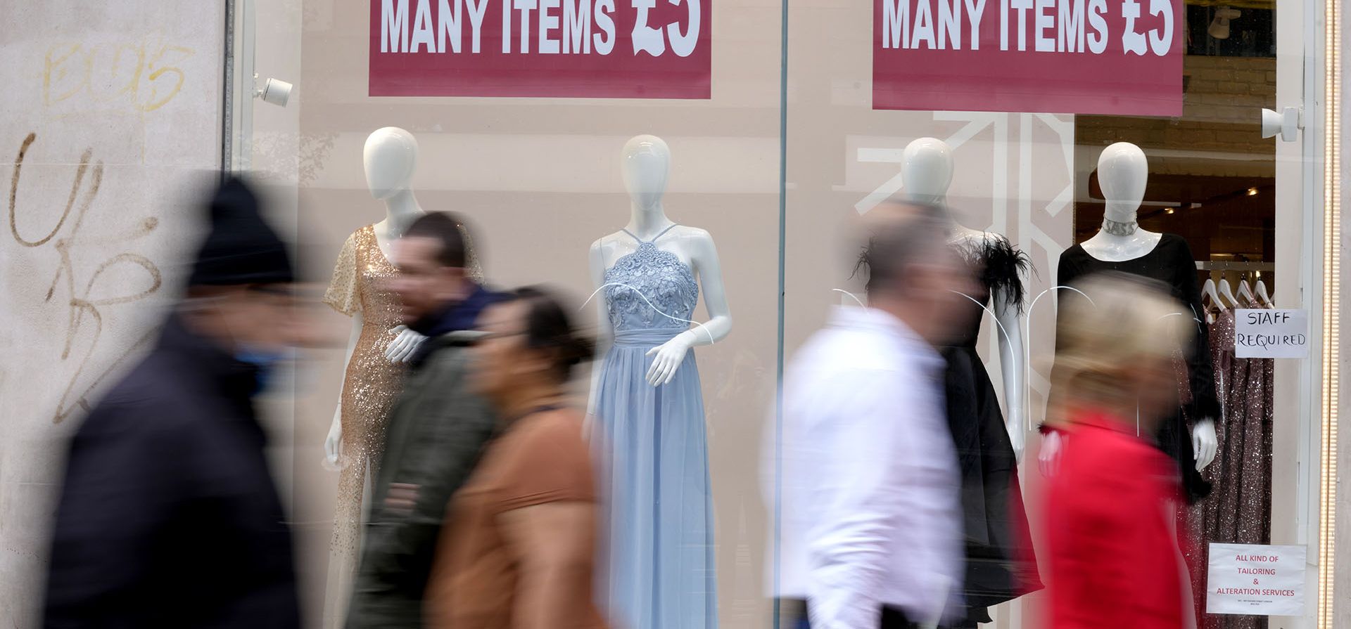 Compradores pasan frente a una tienda cerrada en Oxford Street en Londres, el miércoles 13 de abril de 2022. Los precios al consumidor británicos subieron a su ritmo más rápido en 30 años el mes pasado, impulsados por los altos precios de la energía doméstica y los combustibles para motores. La Oficina Nacional de Estadísticas informó el miércoles que la inflación se aceleró al 7% en los 12 meses hasta marzo.