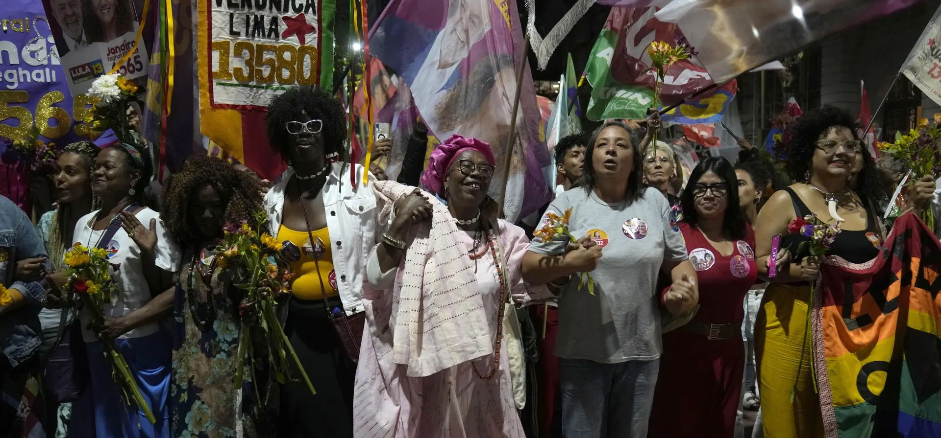 Mujeres protestan contra la violencia doméstica durante la Marcha de las Flores en Río de Janeiro.