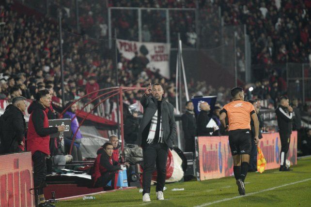 El Ogro Fabbiani vivió con intensidad el partido de Newells ante los santiagueños.