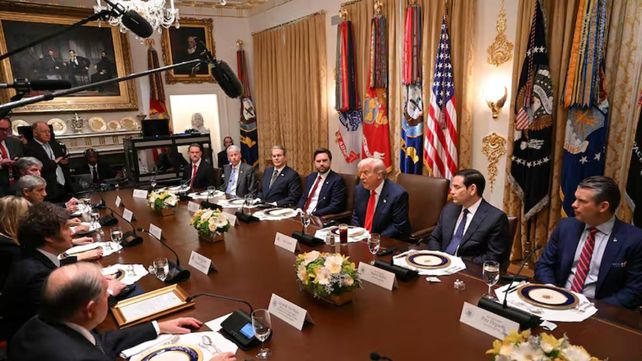 Donald Trump y Javier Milei responden preguntas antes de firmar el acuerdo Argentina-Estados Unidos