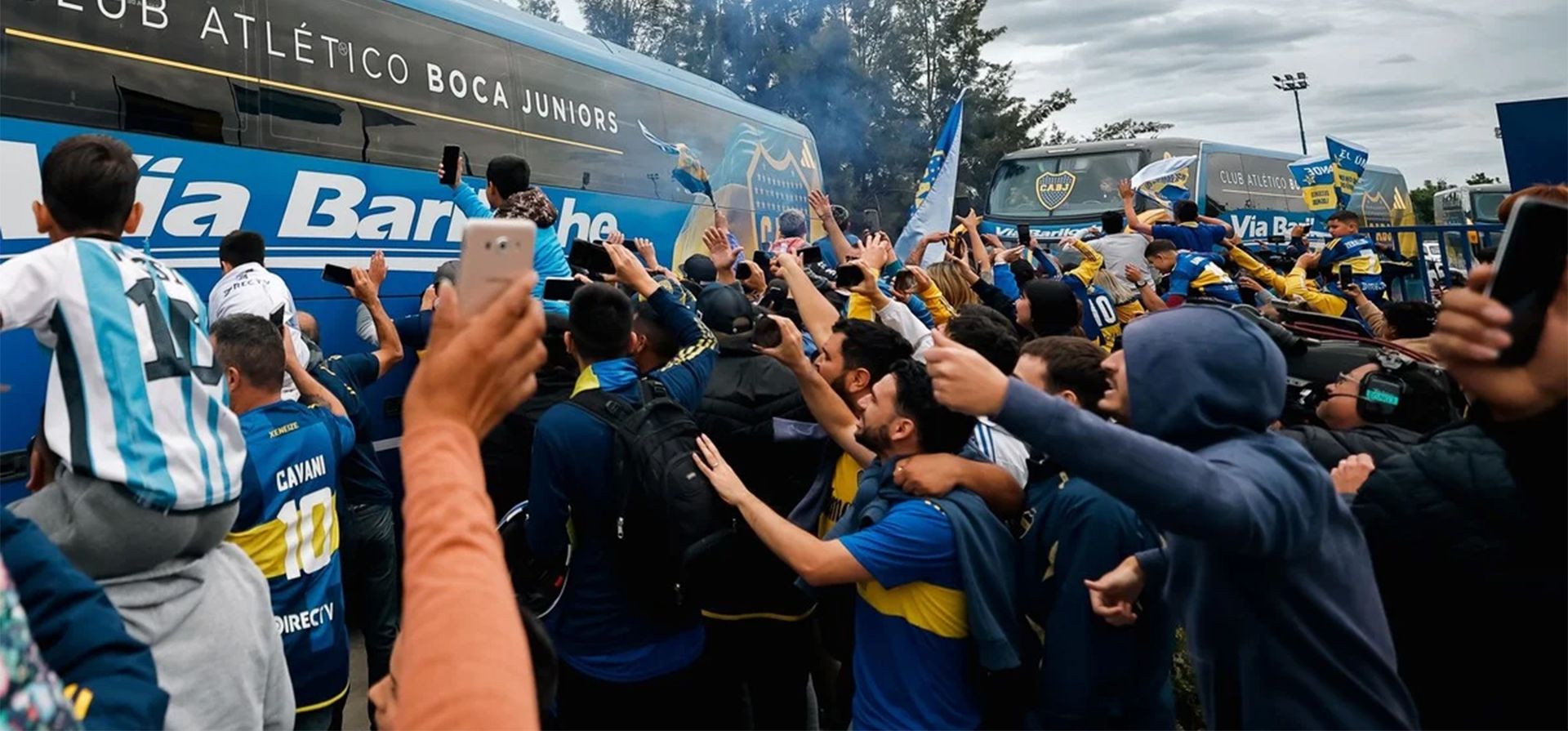 Los hinchas alientan a los jugadores del Boca Juniors en el camino hacia el aeropuerto hoy, en Buenos Aires. El plantel de Boca Juniors viaja hacia Río de Janeiro para enfrentar el próximo sábado a Fluminense en la final de la Copa Libertadores. Foto: EFE/ Juan Ignacio Roncoroni Los hinchas alientan a los jugadores del Boca Juniors en el camino hacia el aeropuerto hoy, en Buenos Aires. El plantel de Boca Juniors viaja hacia Río de Janeiro para enfrentar el próximo sábado a Fluminense en la final de la Copa Libertadores. Foto: EFE/ Juan Ignacio Roncoroni