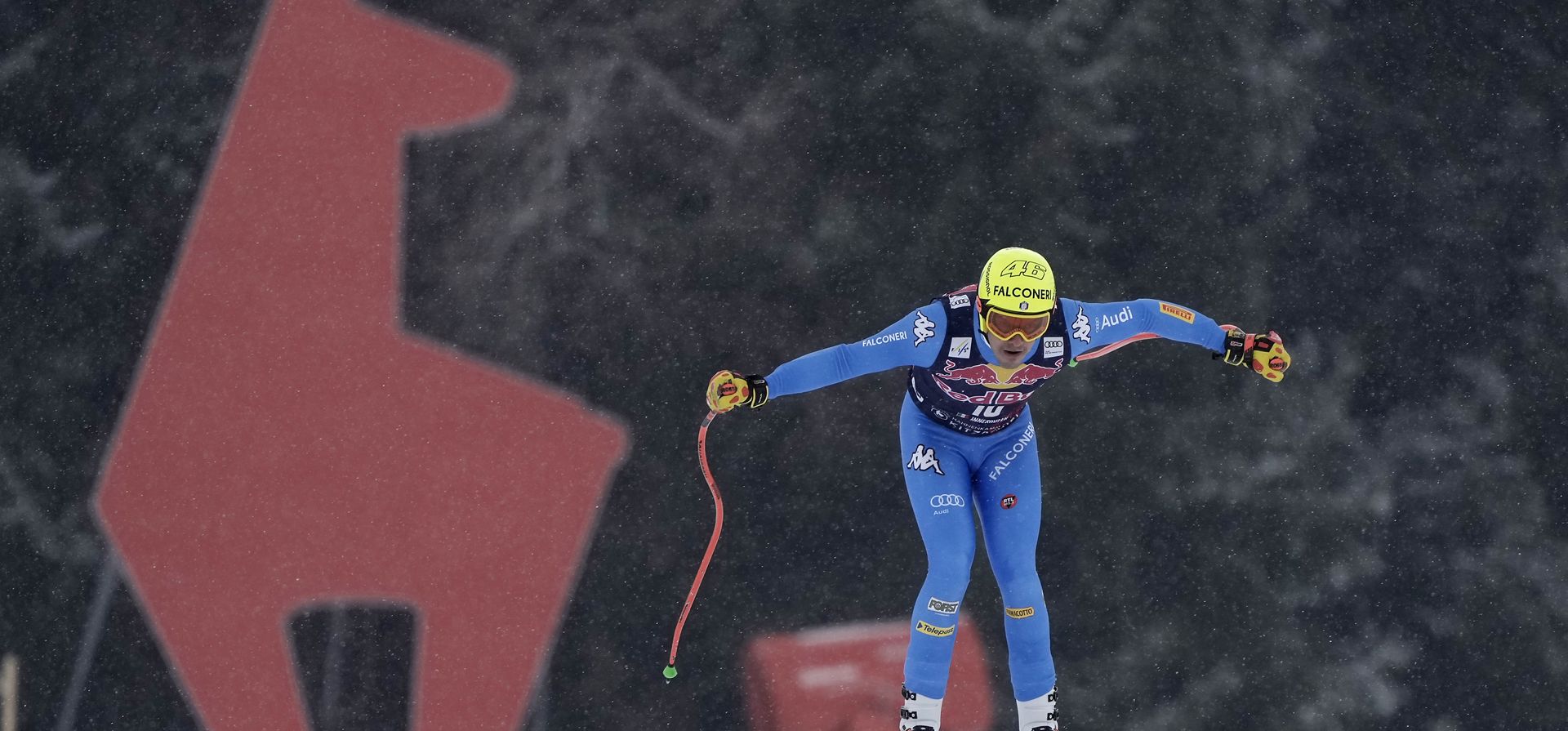 El italiano Christof Innerhofer acelera durante un entrenamiento de descenso de la Copa Mundial masculina de esquí alpino en Kitzbuehel, Austria, el jueves 20 de enero de 2022.