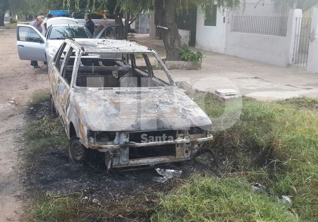Quemaron otro auto durante la madrugada en la ciudad