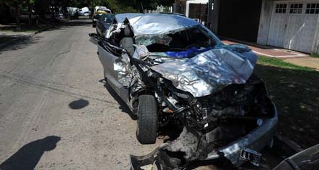 Con 15 a&ntilde;os, le sac&oacute; el auto a su abuela, choc&oacute; y mat&oacute; a dos j&oacute;venes