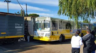 Un tren chocó con un colectivo de la línea 18