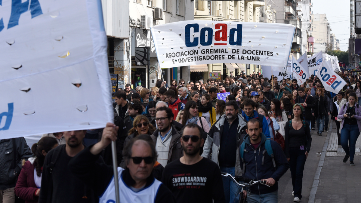 Los docentes de la UNR se suman hoy a un paro nacional