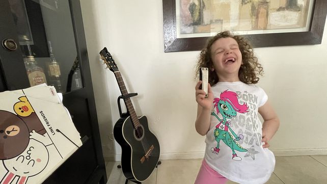 El debate de la Ley de Humedales incentiva a les alumnes: Lucía Ramseyer tiene 6 años. Ama la música, León Gieco la ayudó a componer y también le regaló una guitalele. 