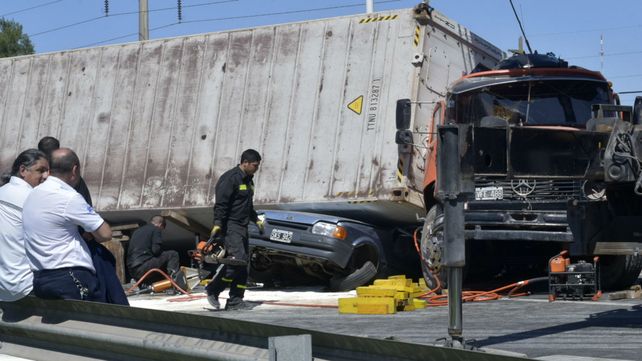 El Ford Escort quedó debajo del camión y hay personas atrapadas.