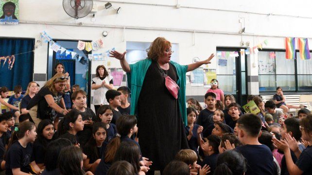 Chicos y chicas de 1º a 7º grado de la escuela de barrio Agote entrevistaron a Susy y compartieron una tarde con ella.