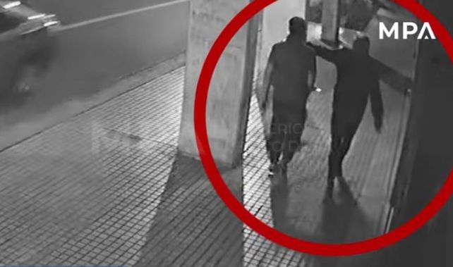 En la imagen se puede apreciar cómo el agresor extiende su brazo y ataca al joven.