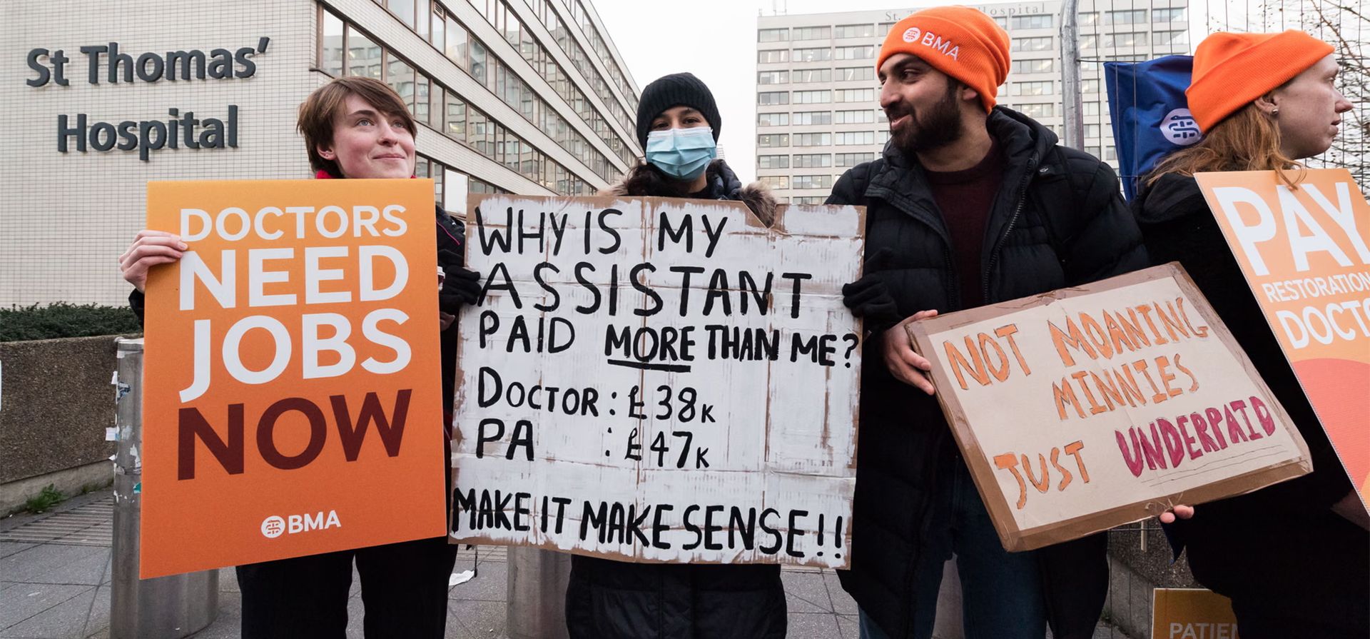 Los médicos residentes se unen a una línea de piquetes frente al hospital St Thomas el primer día de una huelga de cinco convocada por la Asociación Médica Británica. La acción industrial de los miembros de la BMA forma parte de una disputa sobre salarios y condiciones laborales, Londres, Reino Unido. Fotografía: Wiktor Szymanowicz/Anadolu/Getty Images Los médicos residentes se unen a una línea de piquetes frente al hospital St Thomas el primer día de una huelga de cinco convocada por la Asociación Médica Británica. La acción industrial de los miembros de la BMA forma parte de una disputa sobre salarios y condiciones laborales, Londres, Reino Unido. Fotografía: Wiktor Szymanowicz/Anadolu/Getty Images