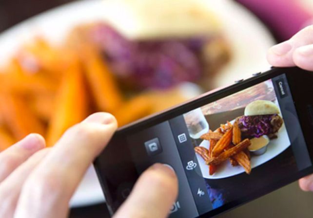Un plato de comida es más rico si antes la foto se publica en las redes sociales
