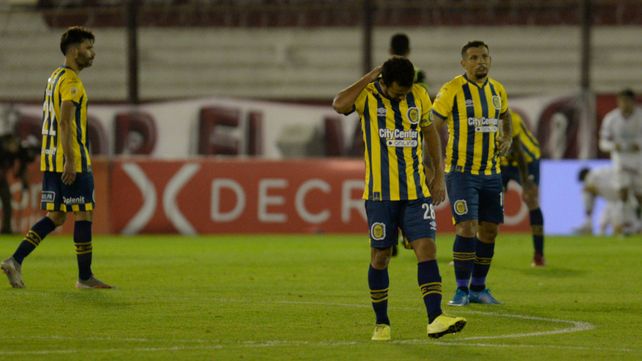 Desazón. Lucas Gamba se agarra la cabeza y Claudio Yacob y Emiliano Vecchio también muestra el fastidio tras la caída en el Ducó.