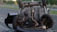 Así quedó el taxi tras el toque de un Chevrolet Meriva blanco que se dio a la fuga. Así quedó el taxi tras el toque de un Chevrolet Meriva blanco que se dio a la fuga.