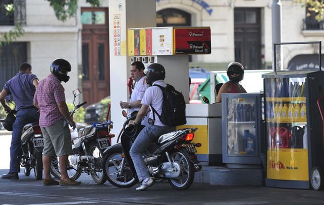 Dos motociclistas armados asaltaron un surtidor en el centro