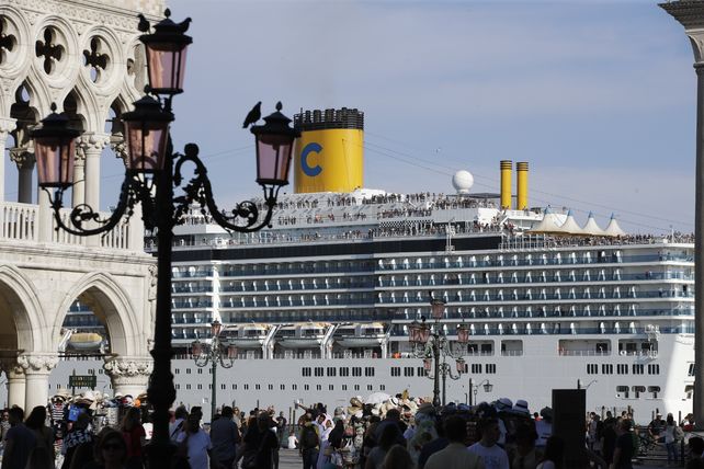 Chocante. Un enorme crucero frente a la Plaza San Marcos. Esto se prohibió hace solo unos días.