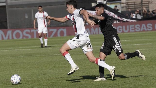 Tomás Pérez se escapara a la marca. Tuvo una situación clara con el partido 2-0 para Newells ante Riestra.