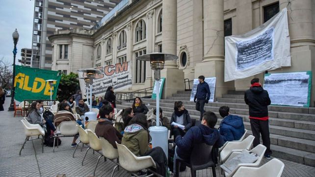 Desayuno al pie de la escalinata en el frente de Medicina.&nbsp;