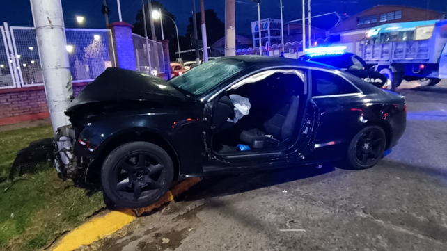 Choque en Mendoza y Wilde. Un auto impactó contra una columna de alumbrado