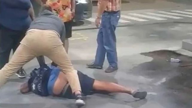 Momentos de tensión se vivieron en una estación de servicio ante la amenaza de un hombre de iniciar un incendio.&nbsp;
