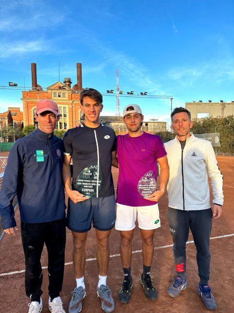 Agustín Mastri y Martín Buslje, campeón y finalista del AAT Pro Tour Copa Sorrento Open, junto a los hermanos Ferrer.  