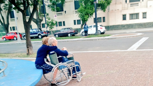 La foto de dos abuelos abrazados en una plaza que enamoró a todos y se volvió viral