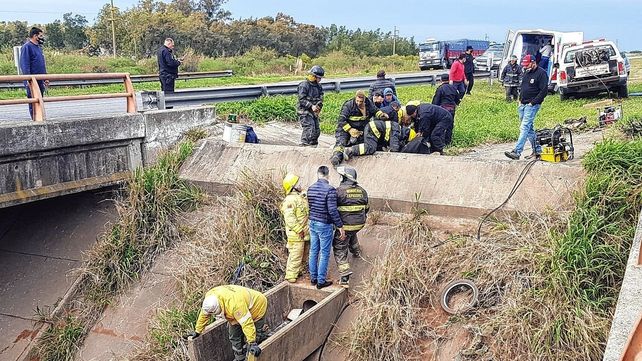 El rescate del conductor del camión en el arroyo Los Padres&nbsp;