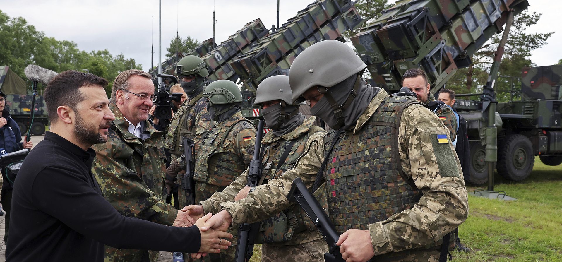 El presidente de Ucrania, Volodymyr Zelenskyy, y el ministro de Defensa alemán, Boris Pistorius, saludan a soldados alemanes y ucranianos durante su visita a un área de entrenamiento militar en el estado alemán de Pomerania Occidental, el martes 11 de junio de 20242. (Jens Buettner/dpa vía AP) El presidente de Ucrania, Volodymyr Zelenskyy, y el ministro de Defensa alemán, Boris Pistorius, saludan a soldados alemanes y ucranianos durante su visita a un área de entrenamiento militar en el estado alemán de Pomerania Occidental, el martes 11 de junio de 20242. (Jens Buettner/dpa vía AP)