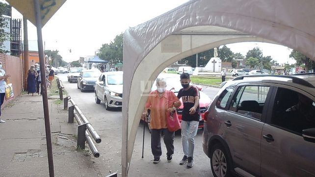 Hubo filas de hasta diez cuadras para vacunarse y el gobierno pidió respetar los turnos