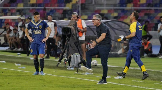 Ariel Holan da indicaciones con gestos ampulosos. Esta fue la primera victoria del DT en Central.&nbsp;