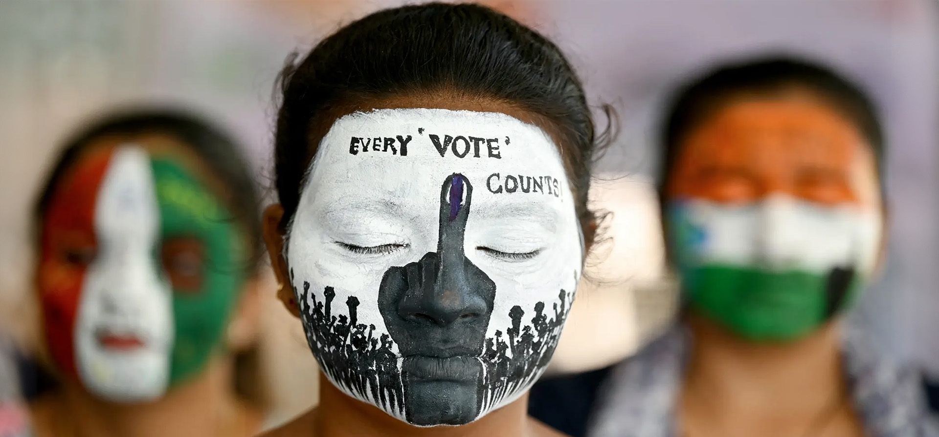 Estudiantes universitarios con la cara pintada difunden la conciencia entre los votantes de primera generación en el período anterior a las elecciones nacionales de la India. Fotografía: R Satish Babu/AFP/Getty Images Estudiantes universitarios con la cara pintada difunden la conciencia entre los votantes de primera generación en el período anterior a las elecciones nacionales de la India. Fotografía: R Satish Babu/AFP/Getty Images
