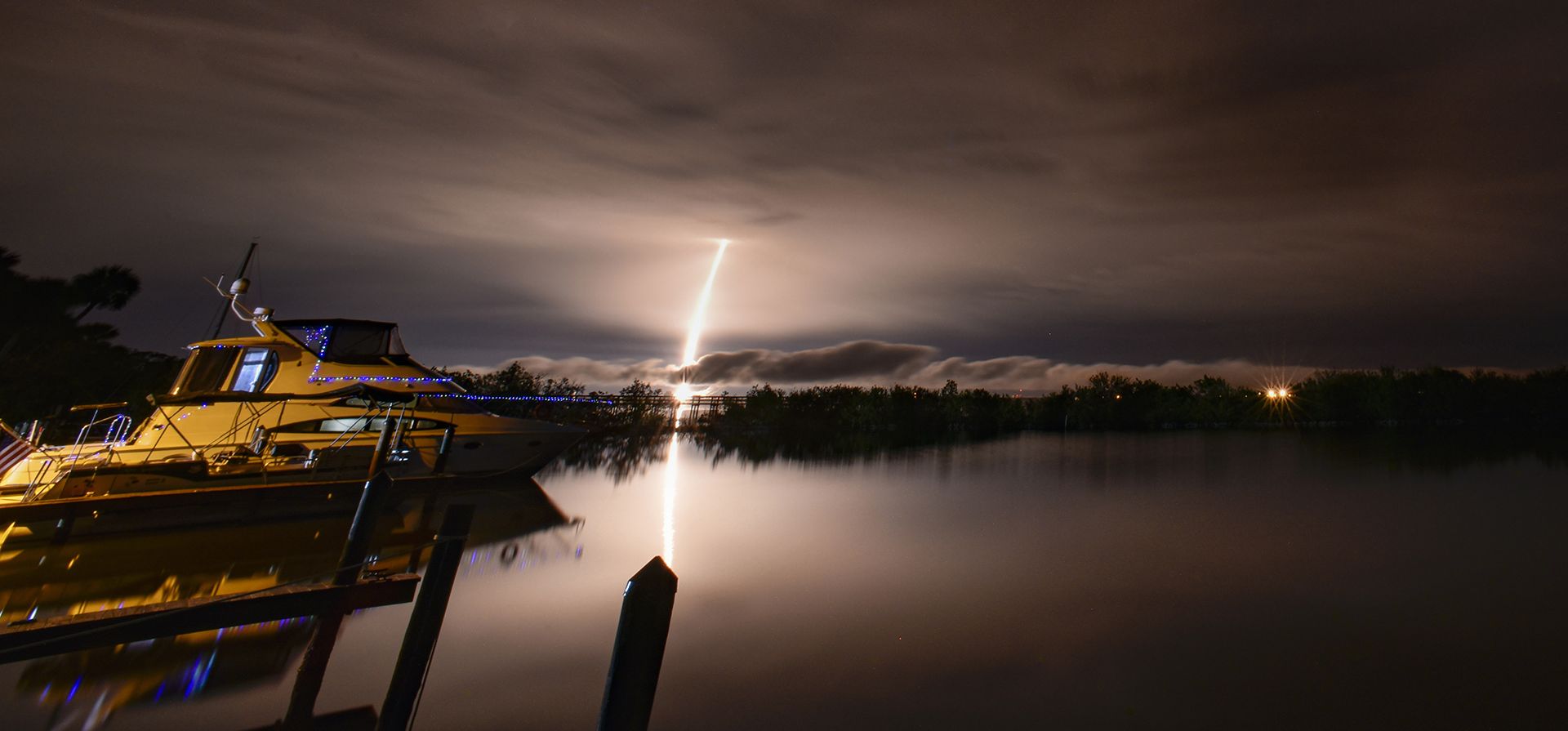 Lanzamiento de un cohete SpaceX Falcon 9 desde el Complejo de Lanzamiento 40 en la Estación de la Fuerza Espacial de Cabo Cañaveral, el jueves 26 de enero de 2023, en Florida. El cohete transportaba 56 satélites Starlink. (Malcolm Dinamarca/Florida Today vía AP)