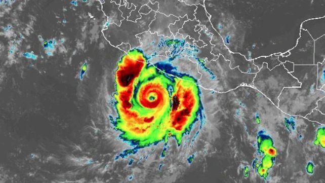 El huracán Polo recorre la costa del Pacífico de México con vientos de 240 km/h
