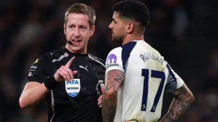 La FA acusó a Cuti Romero por conducta agresiva tras la expulsión ante Liverpool