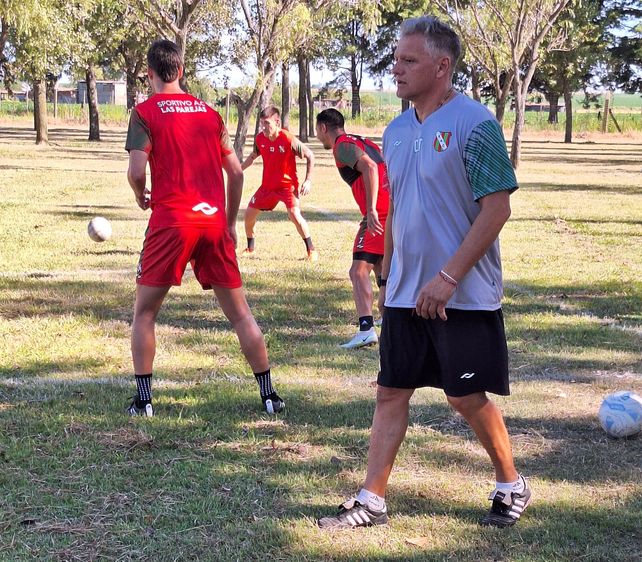 Teremoto Cejas en el nuevo DT de Sportivo Las Parejas.