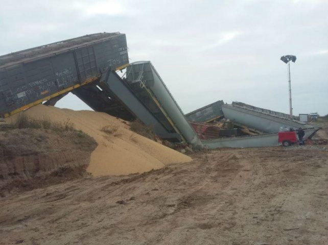 Tendidos. Siete vagones de la formación se salieron de carril y se desparramó la carga.&nbsp;