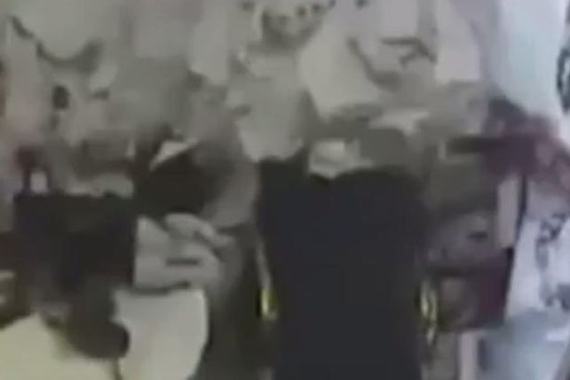 Una mujer se salvó al incrustarse una camioneta contra el negocio donde trabaja