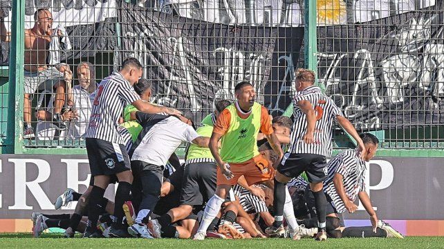 El Porvenir dio el batacazo al eliminar a Lanús y avanzar a los 16vos de final de la Copa Argentina.