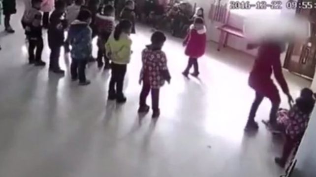 El impactante video de una docente de jardín de infantes golpeando a dos alumnas